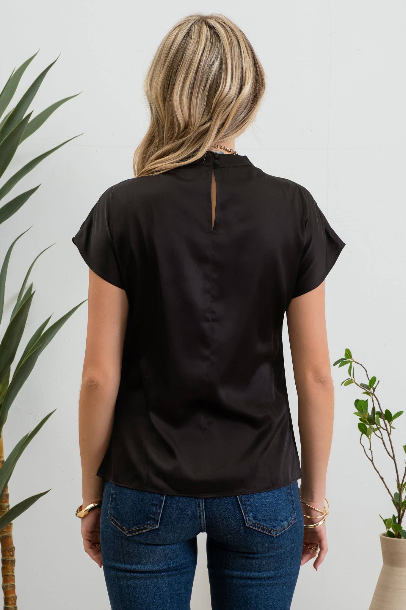 SATIN RUCHED MOCK NECK SHORT SLEEVE BLOUSE: BLACK