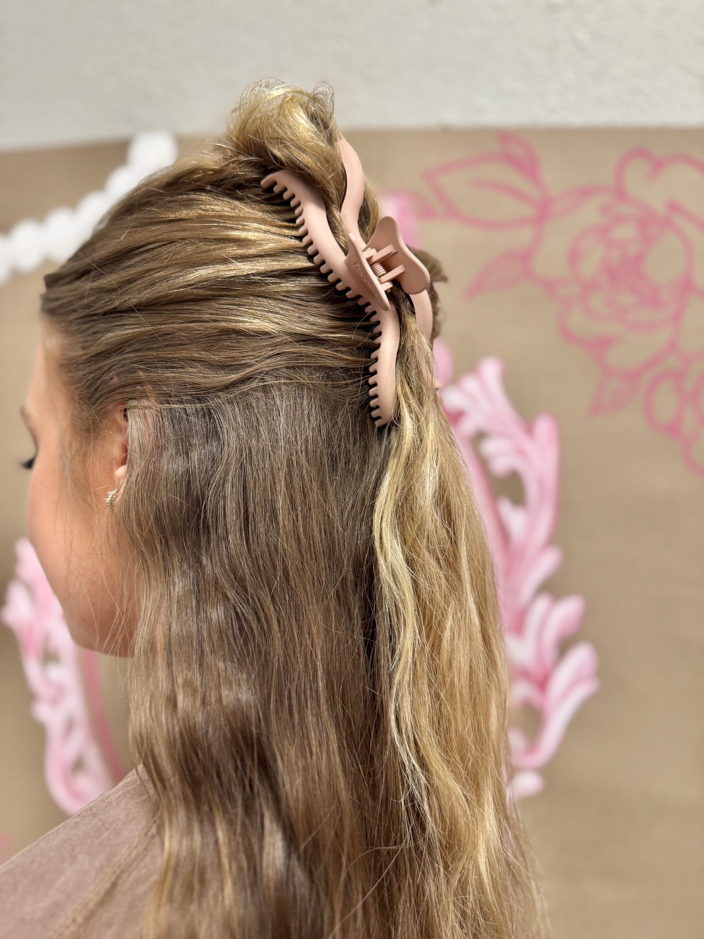 Wavy Hold Everything Claw Clip