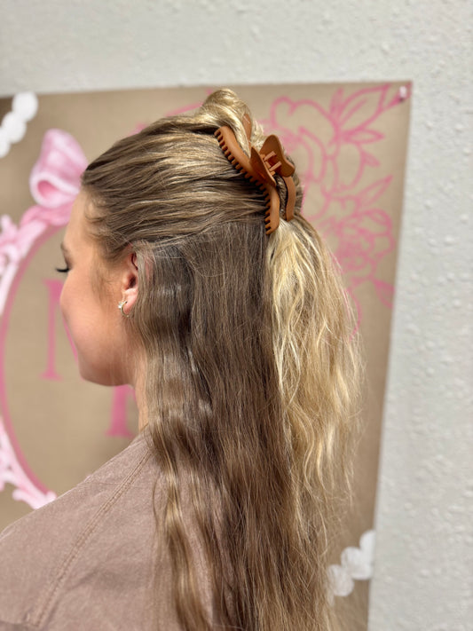 Midi Wavy Hold Everything Claw Clip