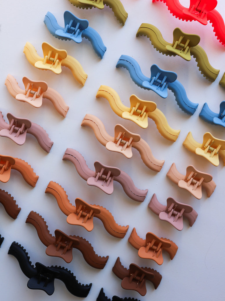 Wavy Hold Everything Claw Clip