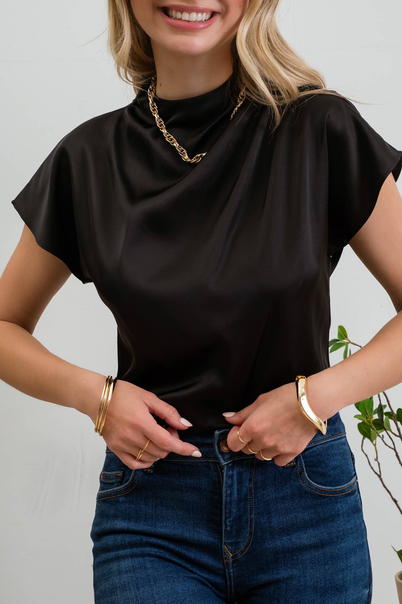 SATIN RUCHED MOCK NECK SHORT SLEEVE BLOUSE: BLACK